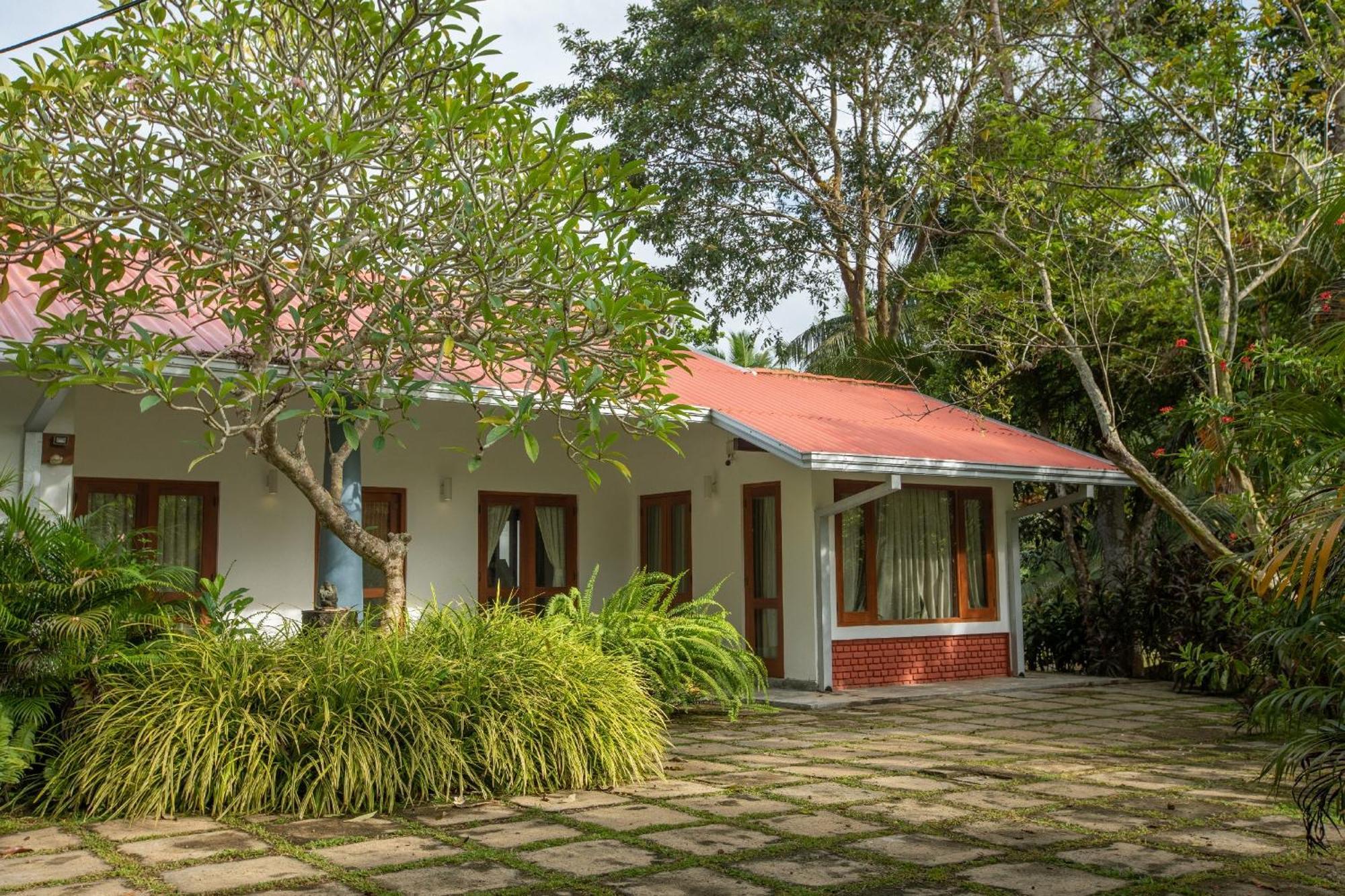 Villa Acres Green Hikkaduwa Bagian luar foto